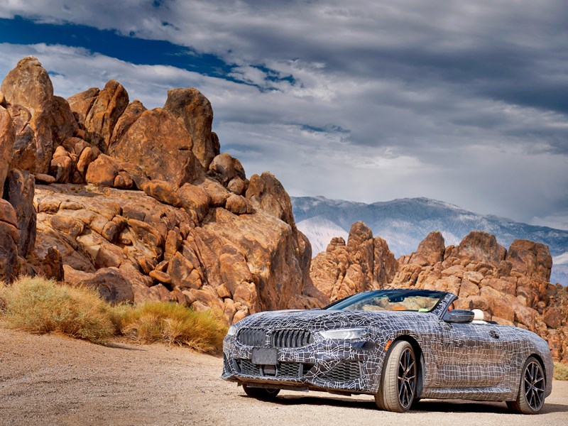 Door Death Valley aan het stuur van het prototype van de BMW 8 Reeks Cabrio.