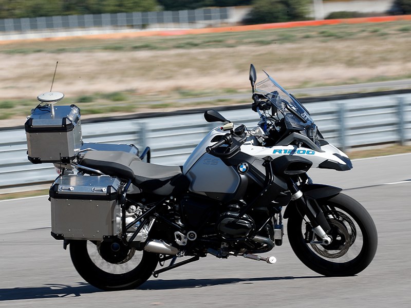 BMW Motorrad présente une BMW R 1200 GS roulant de manière autonome