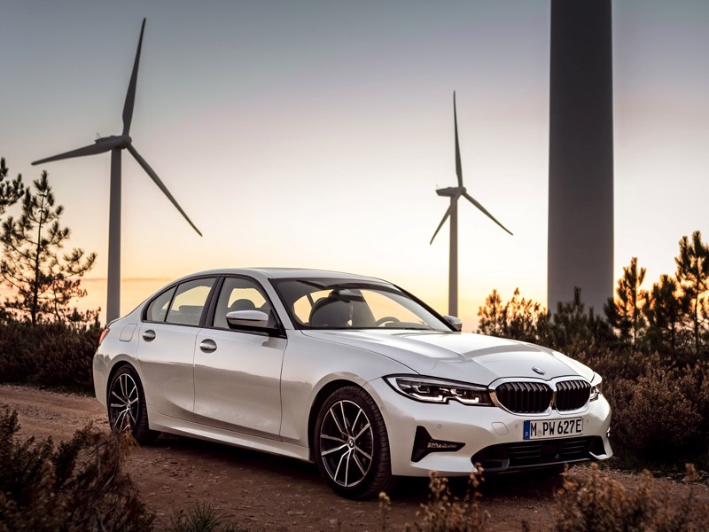 Sportiever en efficiënter dan ooit dankzij BMW eDrive-technologie: de nieuwe BMW 330e Berline.