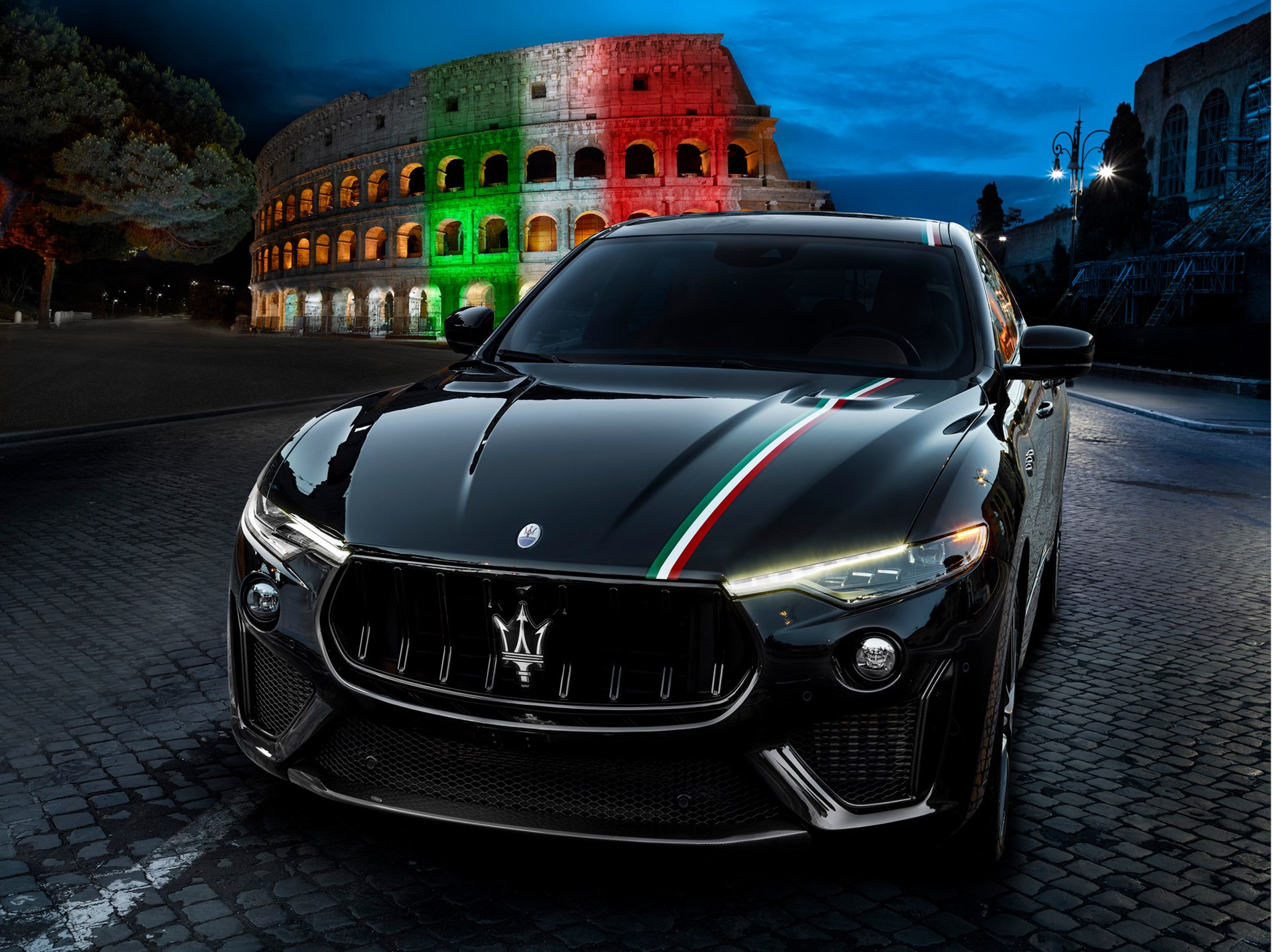 Maserati and the Italian tricolor, applied by hand. A project for renewal.