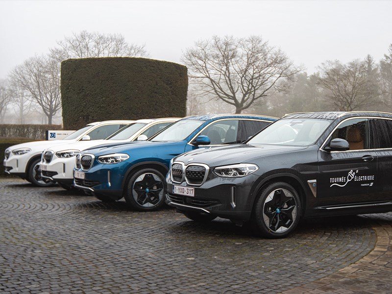 BMW lanceert Tournée Electrique: 4 winnaars nemen 100% elektrische BMW iX3 in ontvangst.