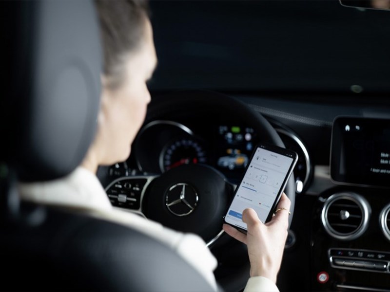 Van Houdt Nieuwe Mercedes me ‘Fuel & Pay’: contactloos en gemakkelijk betalen aan de pomp 