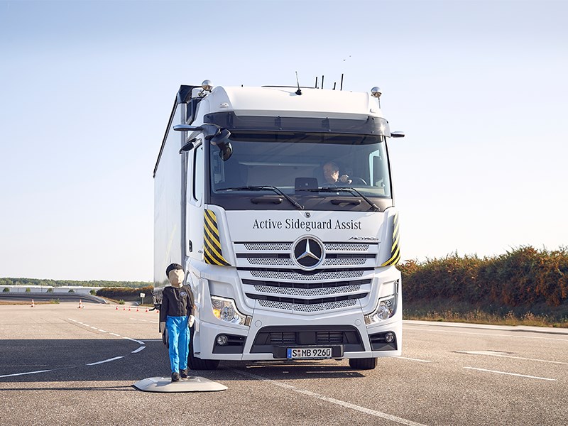 Van Houdt Nu verkrijgbaar: premières van Mercedes-Benz Trucks voor meer veiligheid op de weg 