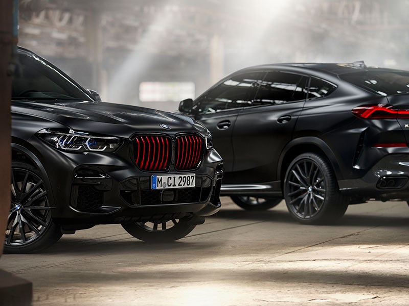 Individueel aura, indrukwekkende uitstraling: BMW X5 en BMW X6 limited editions Black Vermilion en BMW X7 limited edition in Frozen Black metallic.