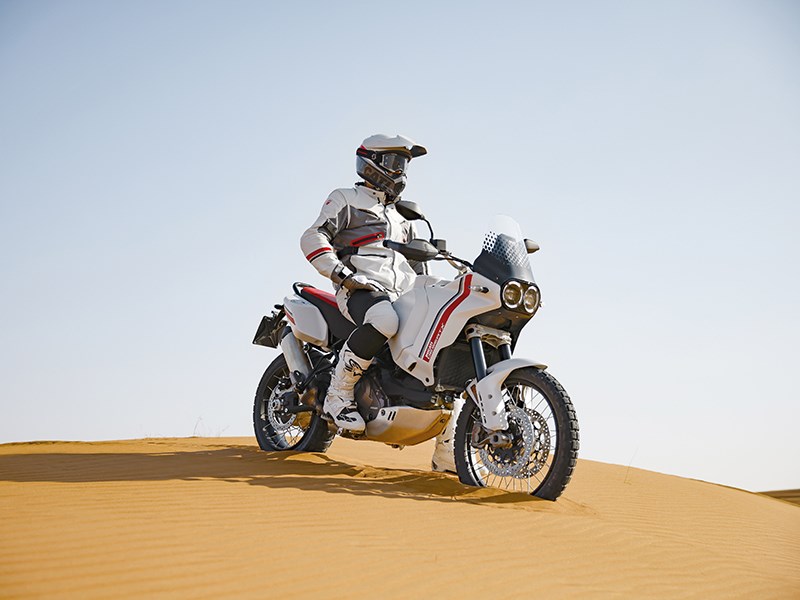 De Ducati DesertX: een motorfiets geboren om de avontuurlijke sensatie te verstreken zonder grenzen te stellen