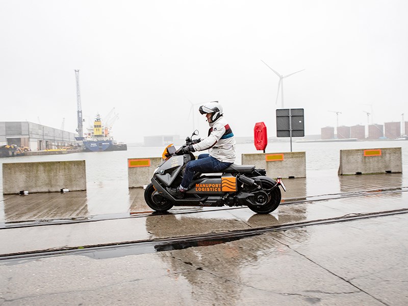 Solution de mobilité durable à deux roues: des CEO belges testent le scooter CE 04 de BMW Motorrad