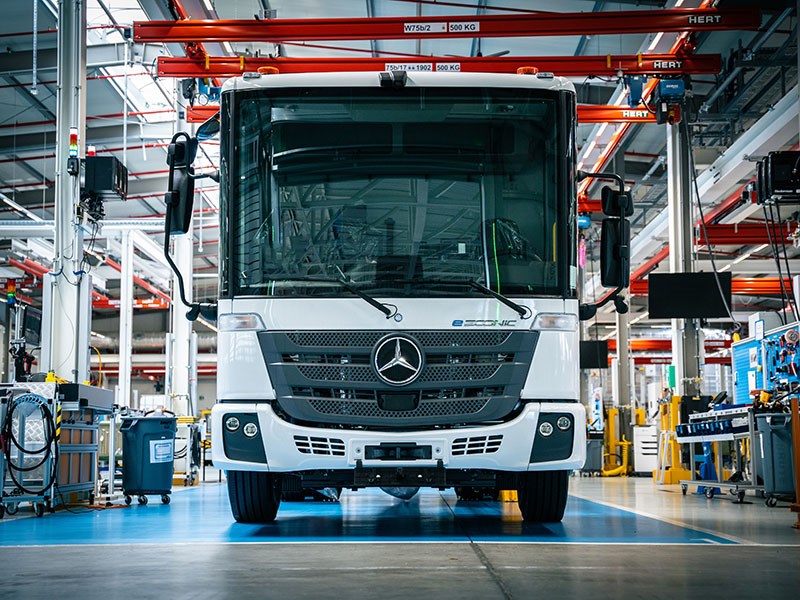 Van Houdt Elektrisch in serieproductie: Mercedes-Benz eEconic rolt van de band in fabriek Wörth 