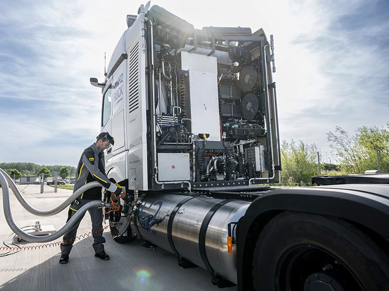 Mercedes-Benz Trucks gunt op de beurs IAA Transportation 2022 in Hannover een blik op de op waterstof gebaseerde GenH2 Truck