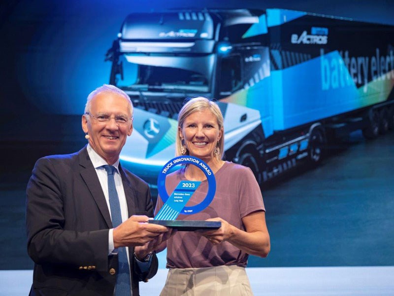 Van Houdt Mercedes-Benz eActros LongHaul wint de “2023 Truck Innovation Award” 