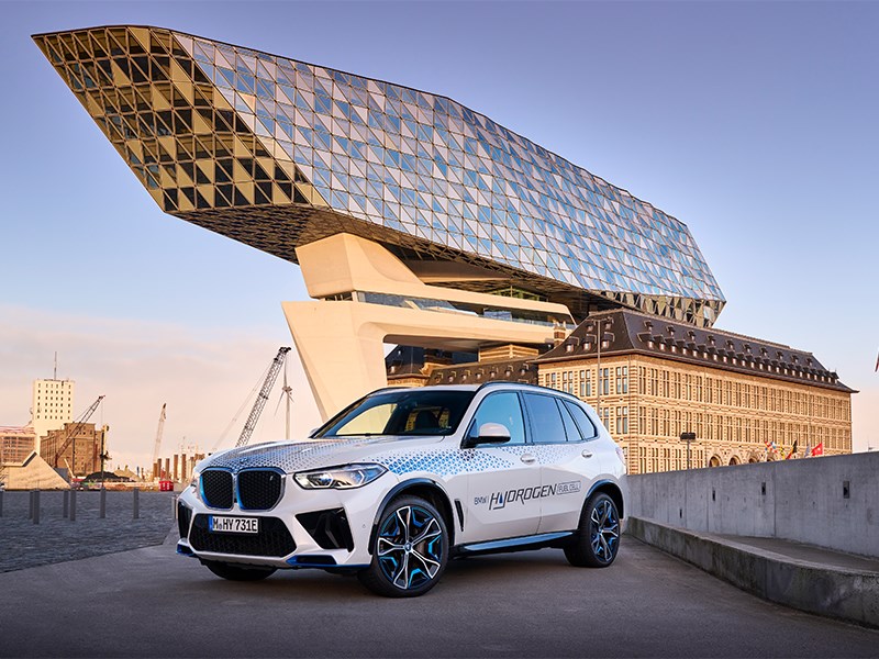 BMW Group brengt waterstofauto's voor het eerst op de rijbaan: BMW iX5 Waterstof proefvloot wordt gelanceerd.