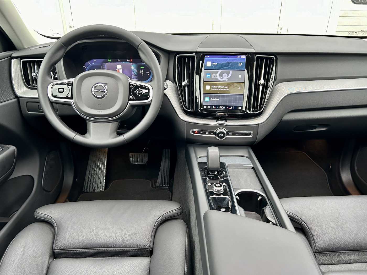 Lacom Volvo - XC60 II T6 AWD plug-in Plus Dark/Pano/DriverAssist