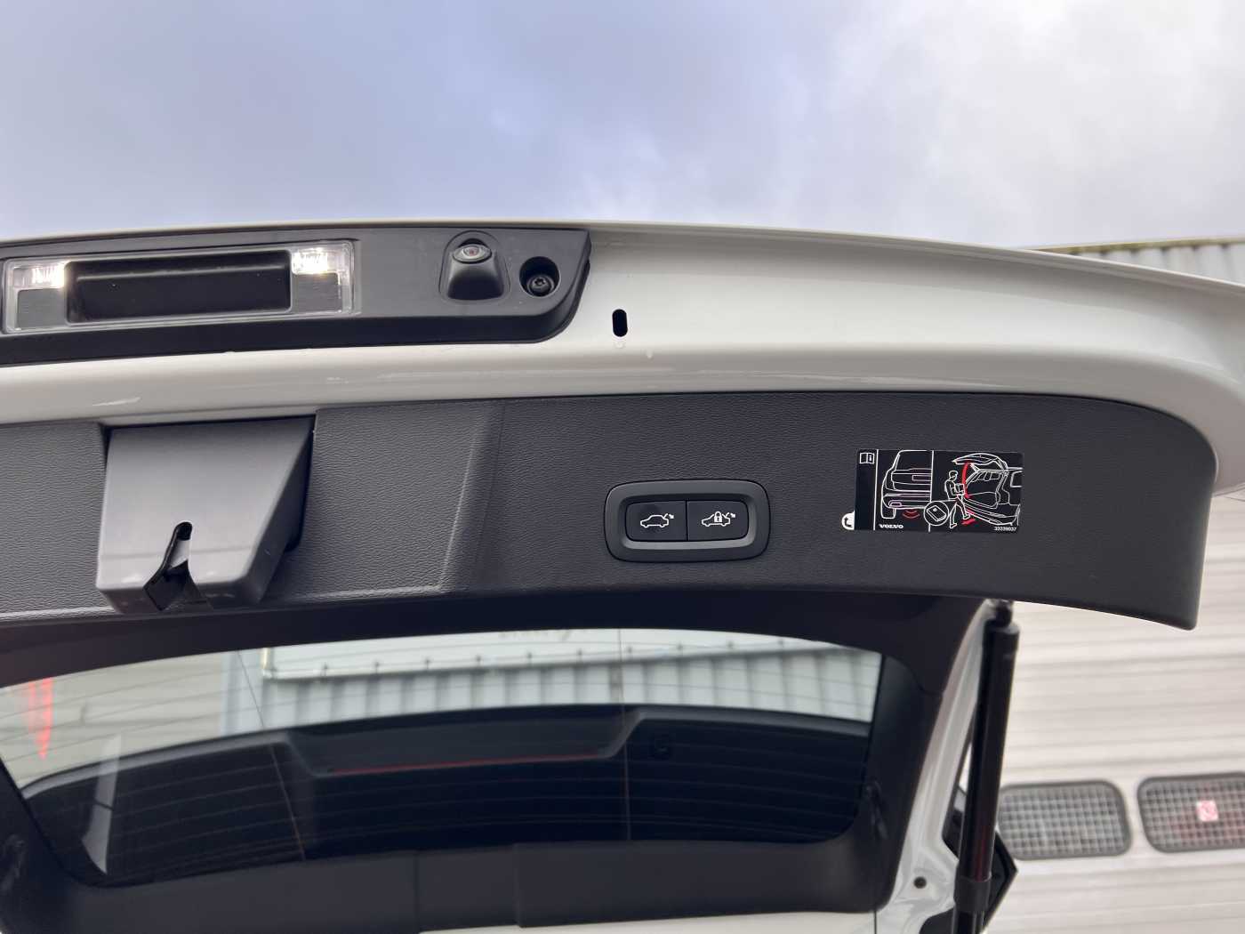 Lacom Volvo - XC40 D3 AUT R-Design /LEDER/CAMERA/WINTER