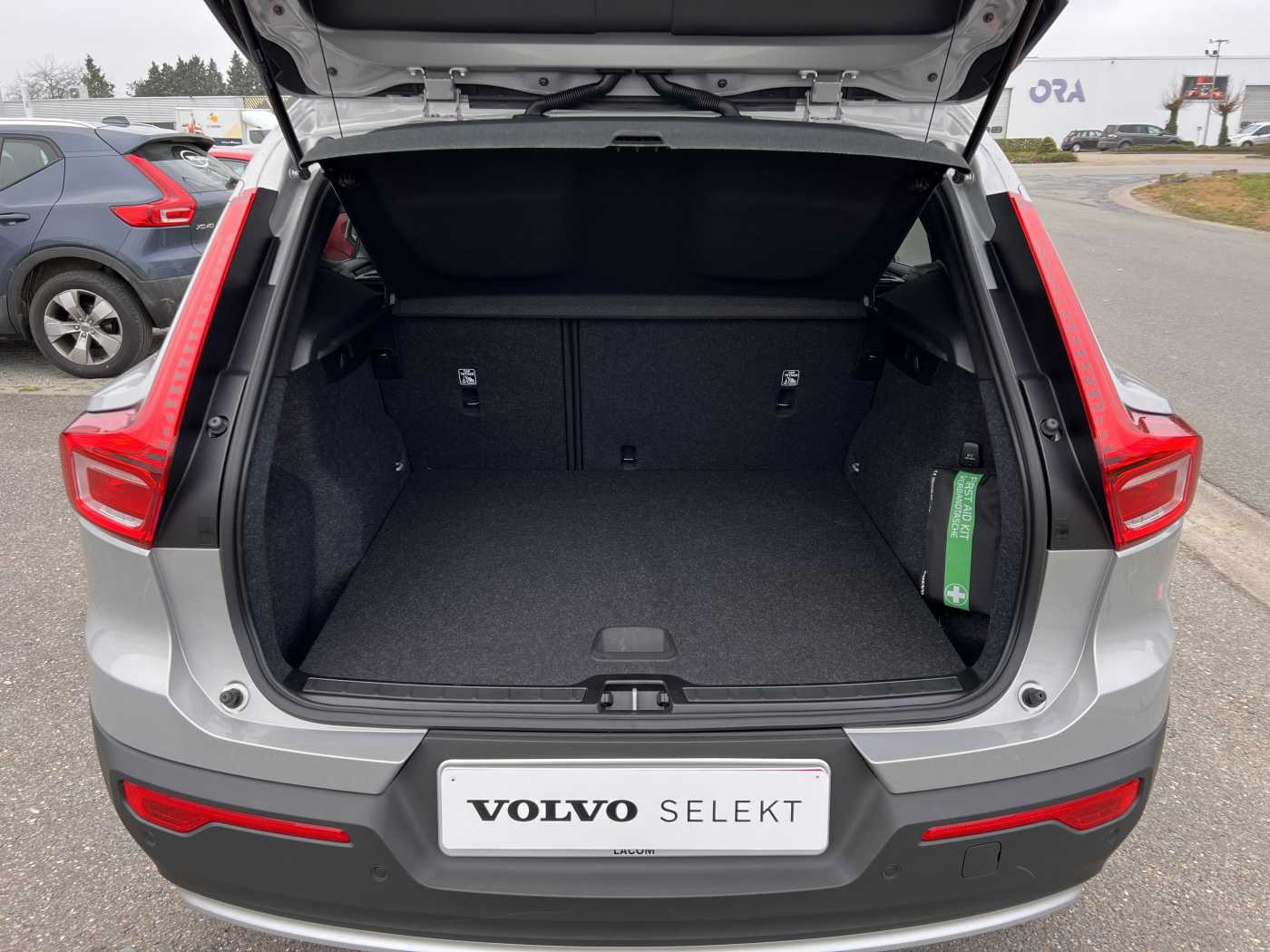 Lacom Volvo - XC40 T4 plug-in hybrid Recharge Essential /LEVERBAAR 04/2023
