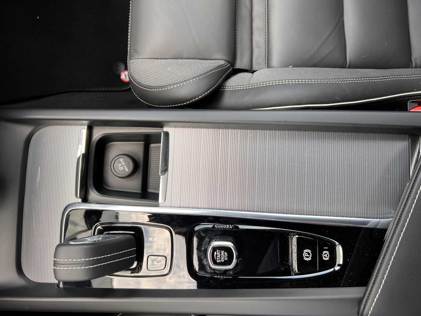 Lacom Volvo - V60 II B4 R-Design/Acc+PilotAssist/Camera/Keyless/DAB+