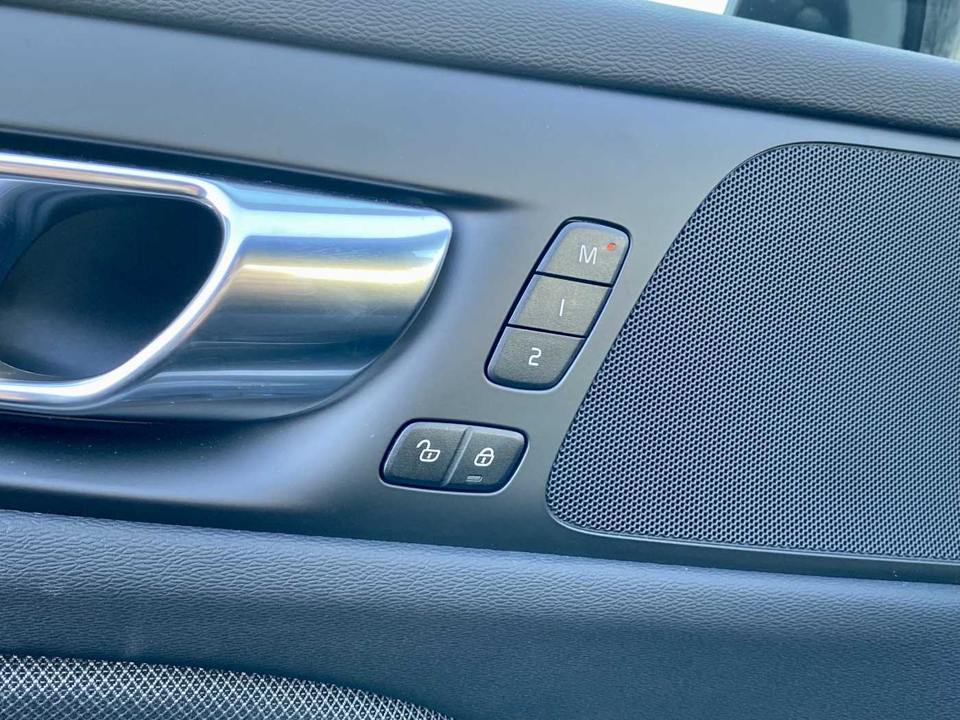 Lacom Volvo - V60 II B4 R-Design/DriverAssistance/Keyless/DAB+/Camera/Carplay